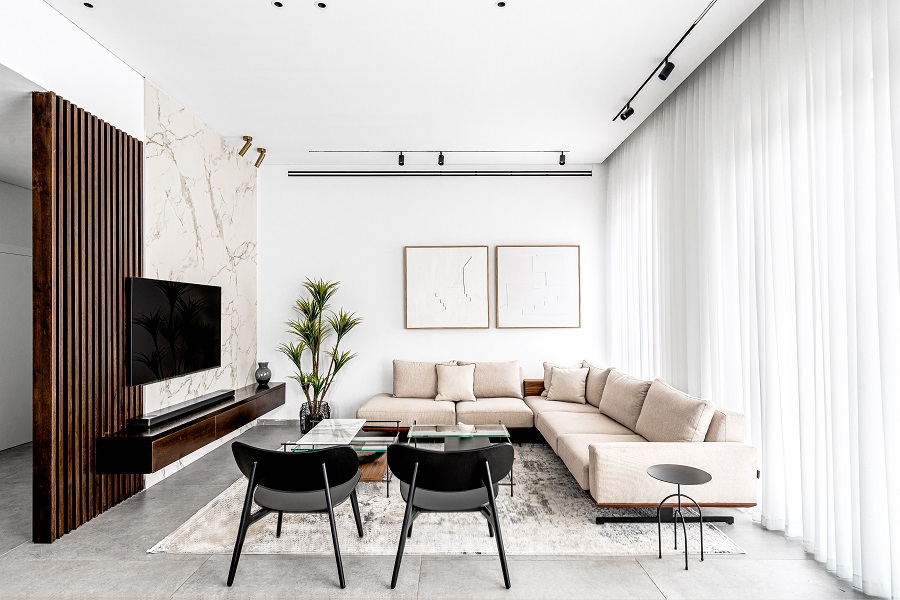 ספה פינתית רחבה בצבע לבן בסלון מודרני